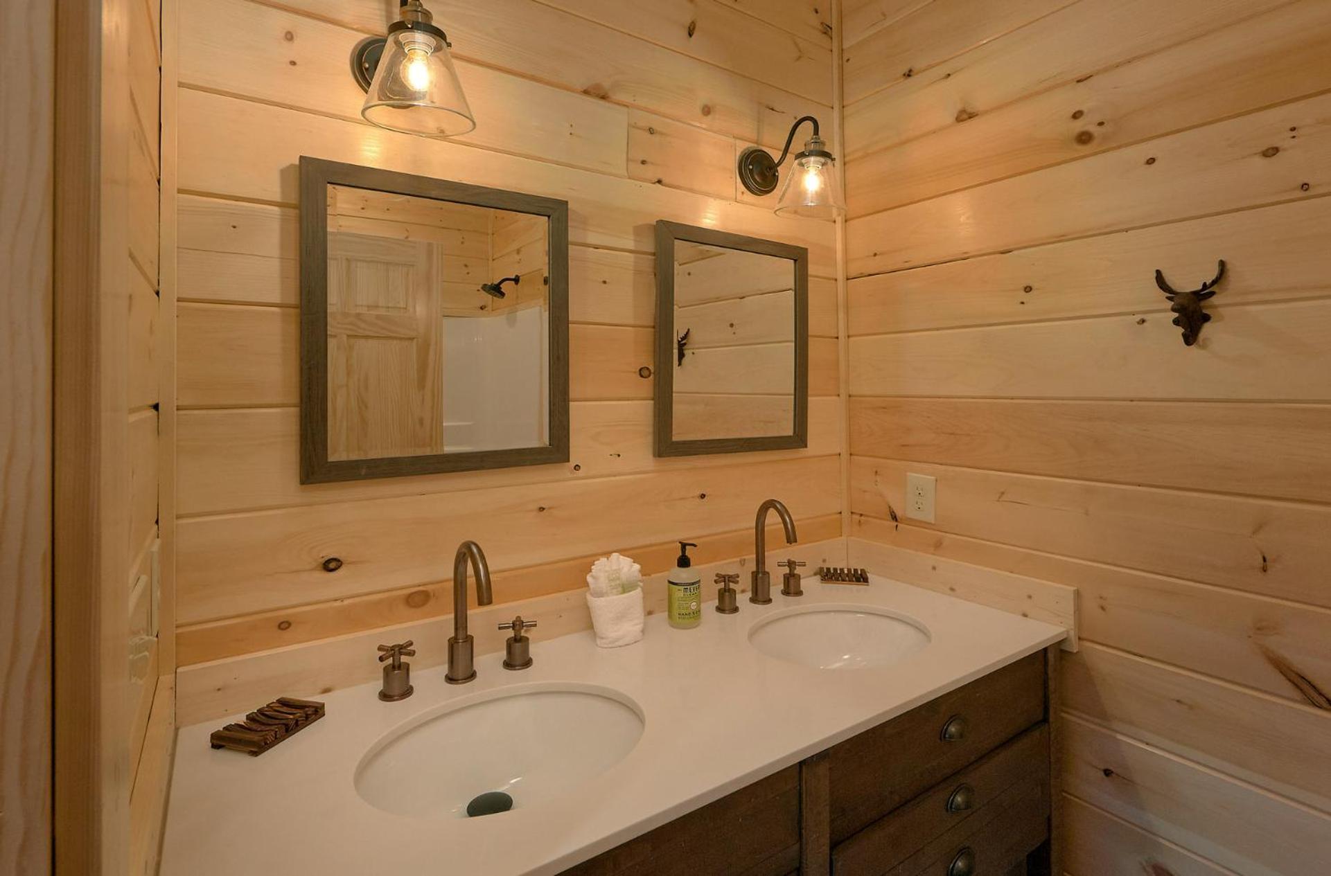 Misty Mountain Adventure Lodge Gatlinburg Exterior photo